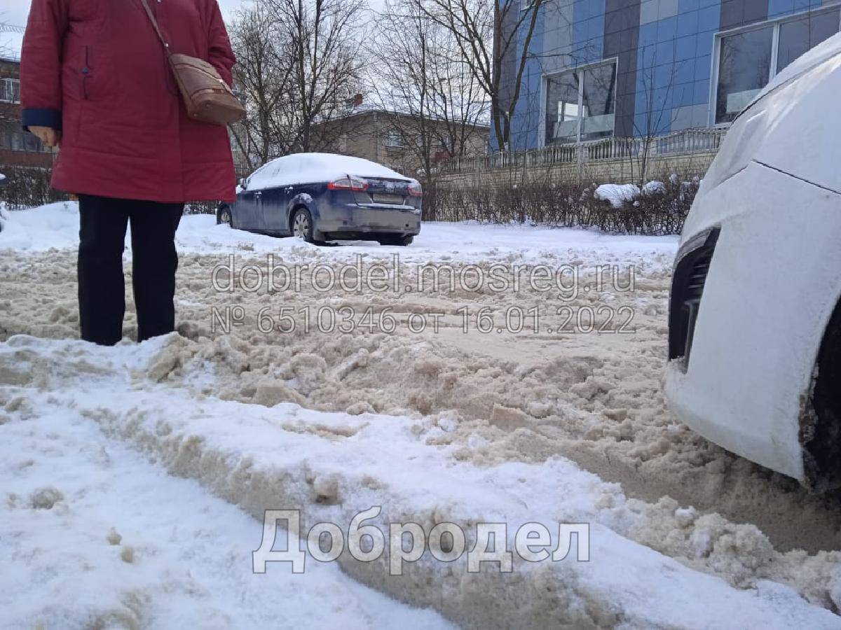 Истринцы возмущены сугробами на парковках | 20.01.2022 | Истра - БезФормата